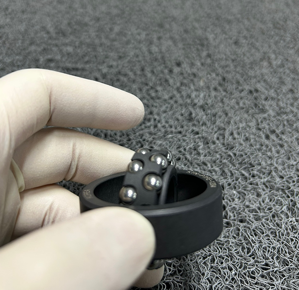 KTN PTFE 테프론 볼베어링 클로즈업 — 볼 배열과 표면 가공 상태